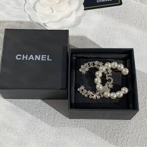 CHANEL White Pearl and Silver Bracelet